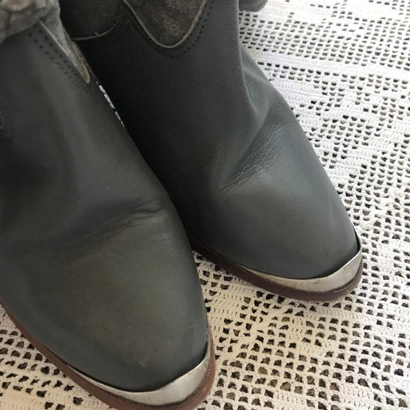 1980s KINNEY Gray Leather High Heeled Boots - Boho Boots - Wood Stacked Heel - Picture 3 of 9